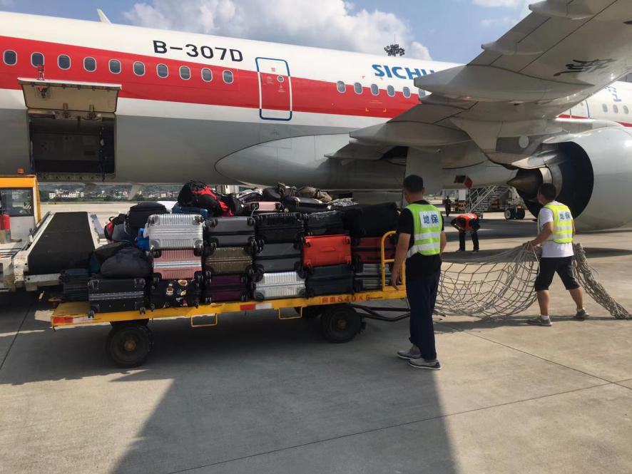 確保旅客順暢出行，機(jī)場一線職工高溫堅守！
