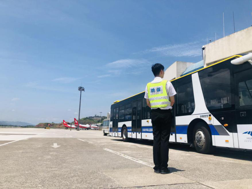 確保旅客順暢出行，機(jī)場一線職工高溫堅守！