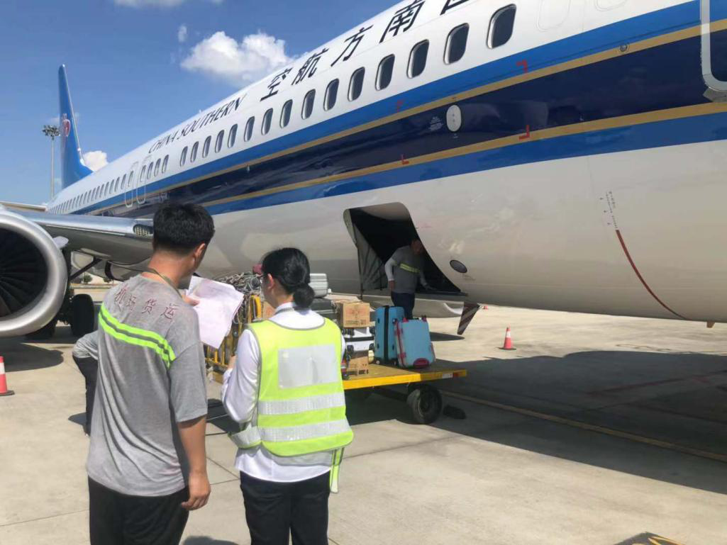 確保旅客順暢出行，機(jī)場一線職工高溫堅守！