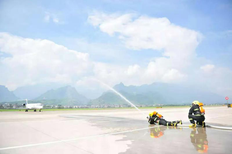 確保旅客順暢出行，機(jī)場一線職工高溫堅守！