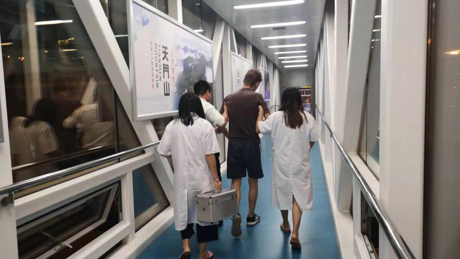 暖心！外籍小伙忽感不適癱坐廊橋，張家界機(jī)場緊急救護(hù)